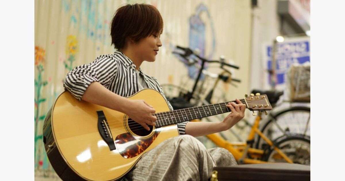 YUIさんが札幌狸小路の路上ライブで弾き語りを披露 - Togetter