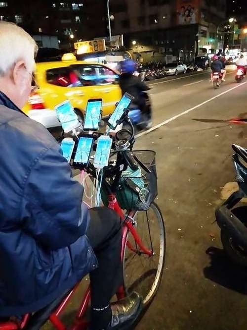 「台湾にはポケモンgoを30台同時にプレイする男性がいる…」なるほど、こうすることで可能にしているのか