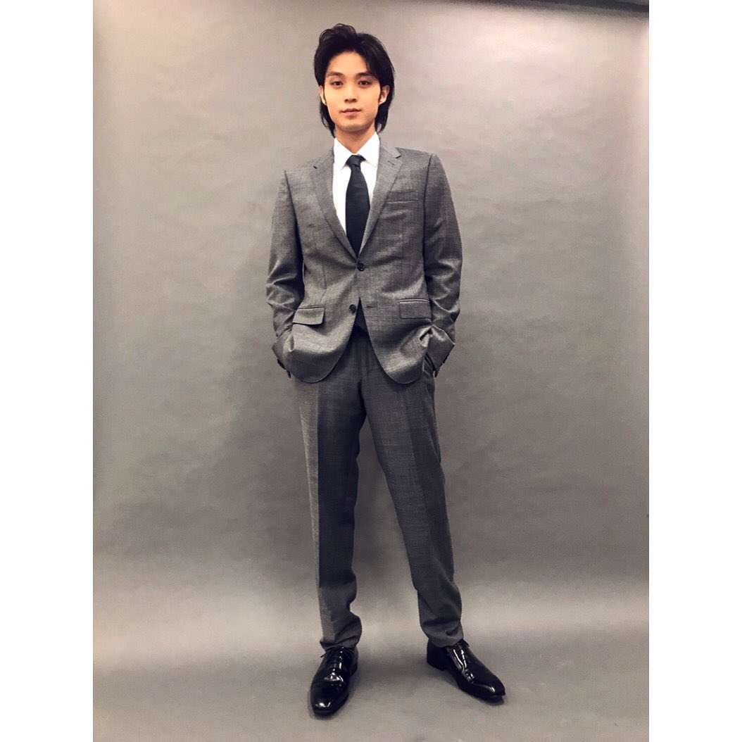 磯村勇斗“ミニスカポリス”コスプレ披露 小手伸也との2ショットに「脚綺麗すぎ」の声