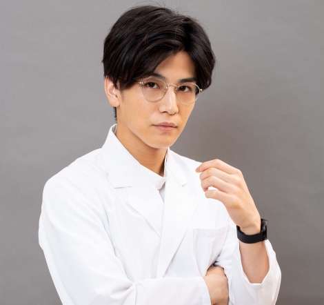 岩田剛典、初の医師役で白衣＆メガネビジュアル初公開「新鮮な気持ちで」 | ORICON NEWS