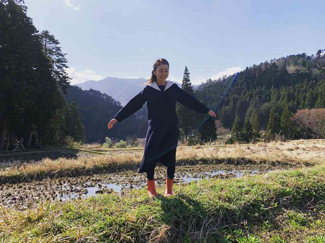 大島優子、女子高生セーラー服ショットを披露「大きな心で見て〜」