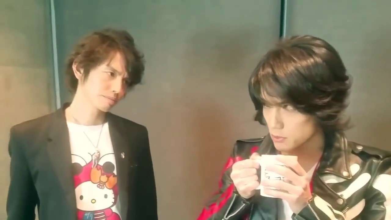 仮面ライダー555 草加雅人VS乾巧『ザリガニのうた』即興CM - YouTube