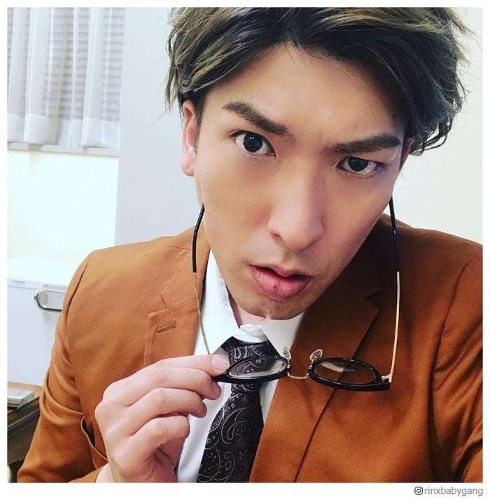 EXITりんたろー。スーツ姿で雰囲気ガラリ「爆イケすぎ」「こんな上司希望」の声 - モデルプレス