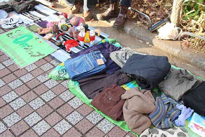 並んでいる品物はすべて無料！　全国に広がる不要品放出市「0円ショップ」 | デイリー新潮