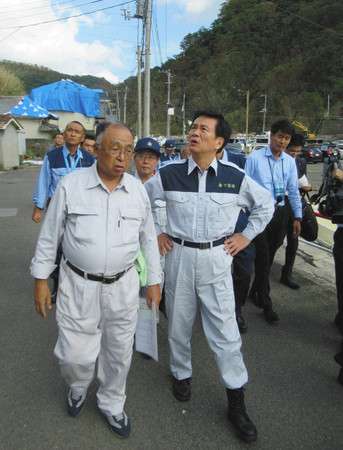 東京新聞:「もっと早く来てほしかった」　台風１５号上陸から１１日　森田知事、鋸南町視察:千葉(TOKYO Web)