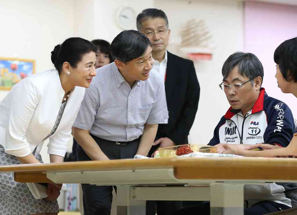 両陛下、障害者施設を訪問＝新潟（時事通信） - Yahoo!ニュース