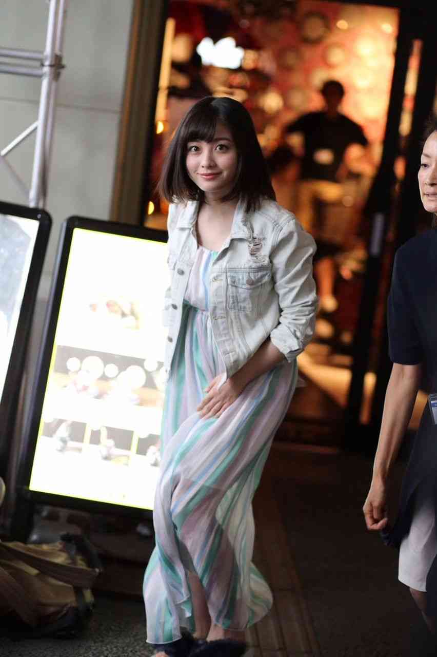 橋本環奈　主演映画舞台挨拶から焼肉店直行姿をキャッチ