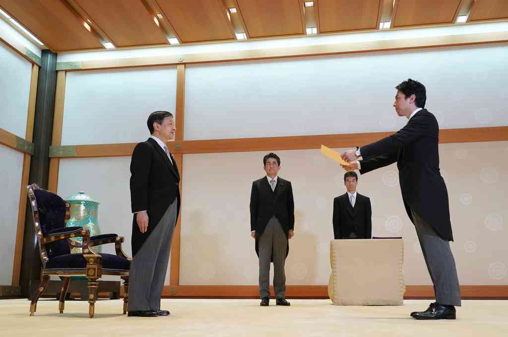 皇居で新閣僚の認証式＝天皇陛下の即位後初（時事通信） - Yahoo!ニュース