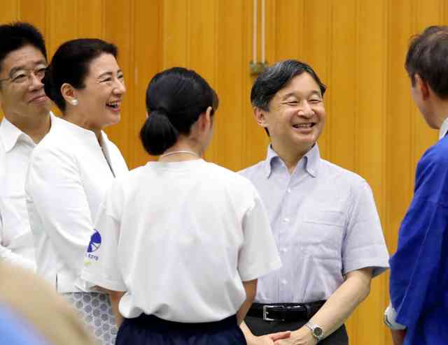 天皇・皇后両陛下、「大凧」の色塗り作業を視察　新潟（朝日新聞デジタル） - Yahoo!ニュース