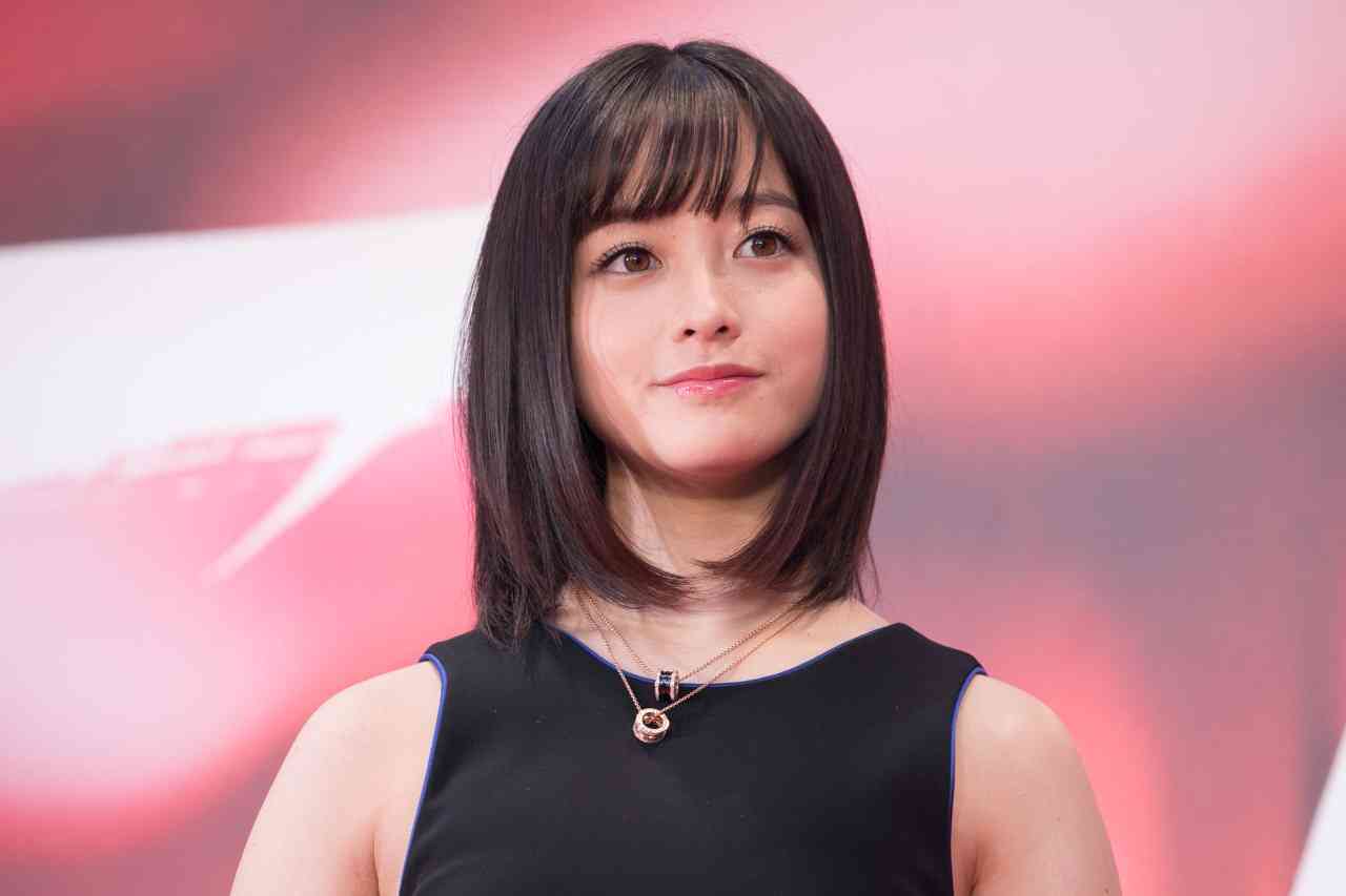 橋本環奈、色気漂うオフショットにファン悶絶「雰囲気違くてこれもまたかわいい...」 | AbemaTIMES