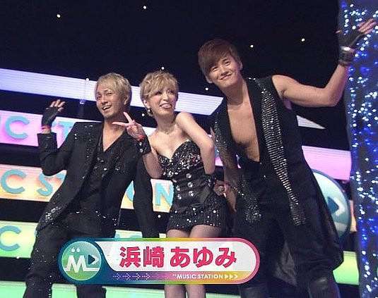 浜崎あゆみ 意味深メッセージ投稿も違う部分に厳しいツッコミの声 胸の谷間がおかしい ガールズちゃんねる Girls Channel