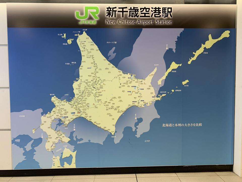 観光客に「北海道のデカさ」突きつける 新千歳空港駅のフォトスポットが親切だと話題