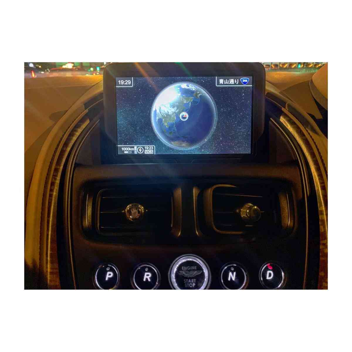 ローランドのあおり運転対策が「宇宙目線」と話題に 「カーナビをこれぐらいのスケールにしておけば…」
