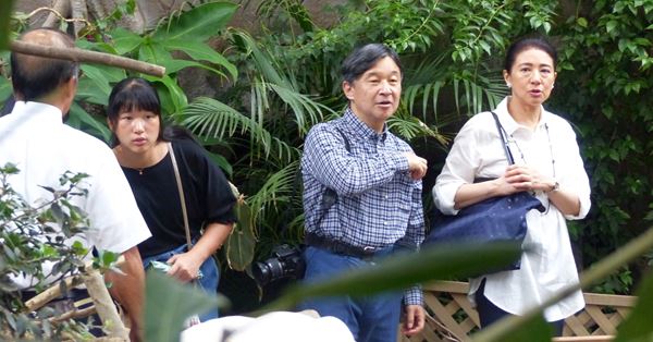 愛子さまが動物園に！プライベート中でも握手の“神対応” | 女性自身