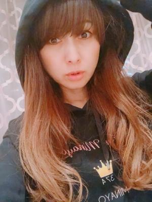 渡辺美奈代、黒パーカー姿に非難轟々「加工怖い」「工藤静香を意識？」(1ページ目) - デイリーニュースオンライン