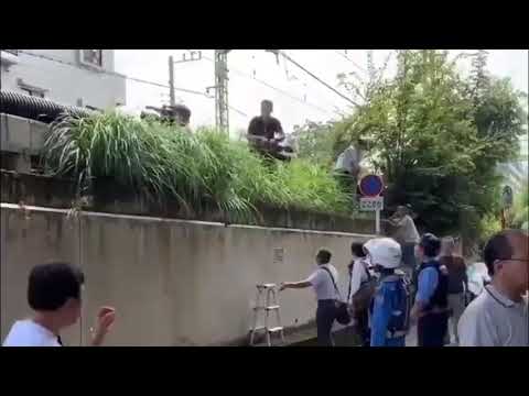 拡散希望 京急線 電車衝突事故の群がるマスコミが警察に怒られている - YouTube