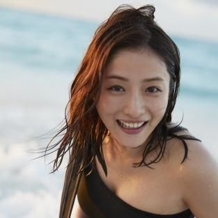 『石原さとみ』写真集『encourage』10万部超え ！...まさに「石原さとみ大全」 - NAVER まとめ