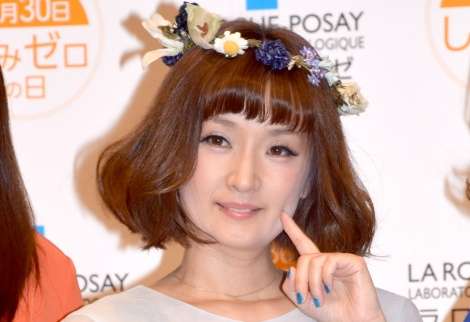 千秋、ハワイウェディングフォト披露　白ドレス＆花冠で「みんなの記念になりました」 | ORICON NEWS