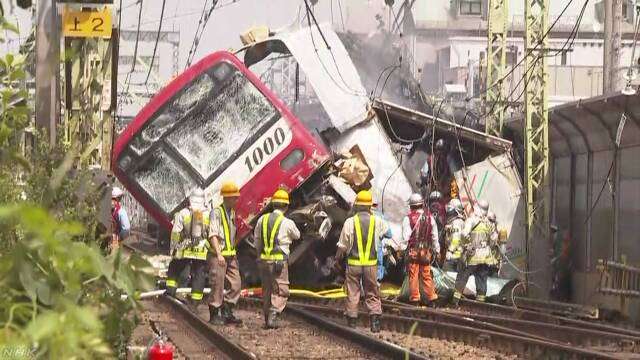 京急線の踏切 トラックと電車が衝突 17人けがの情報 横浜