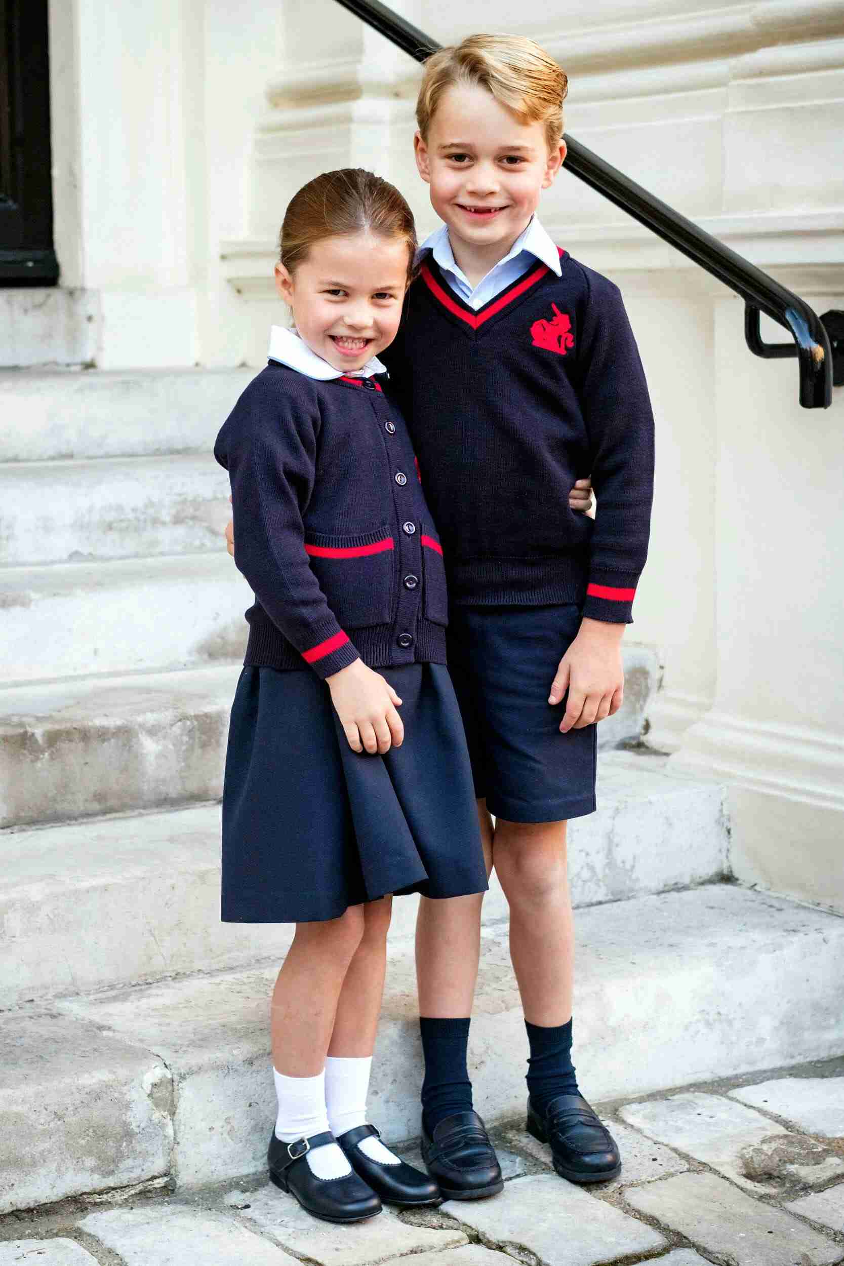 シャーロット王女、兄ジョージ王子と一緒に小学校に初登校！
