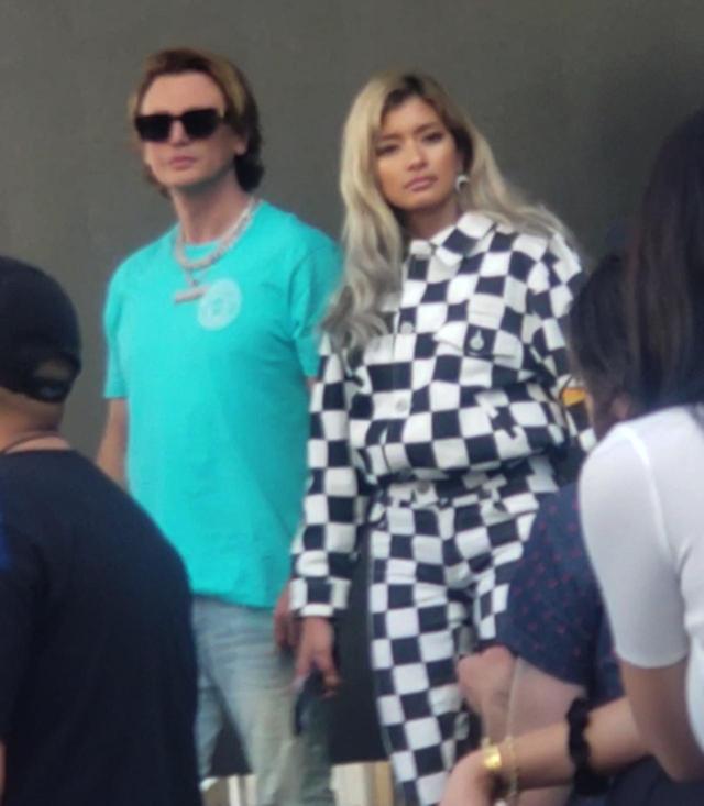 <ローラ>ルイヴィトンコーデ&超絶スタイルに絶賛「スタイル抜群!」「雑誌の表紙みたい」