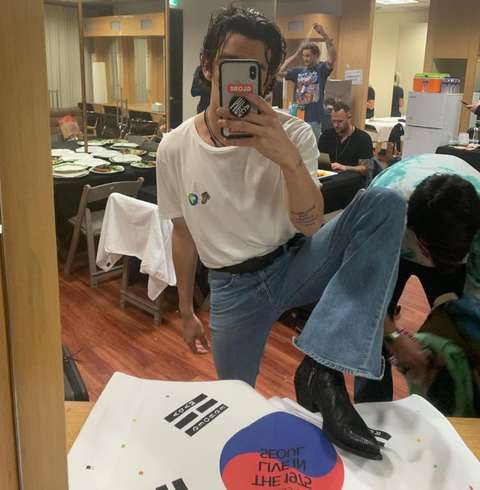 【暴走・韓国】イギリスの有名バンドのボーカル、太極旗を踏みつける画像を投稿・・・ジョンレノンの息子を屈辱するイラストに抗議？ : pinponpaのblog