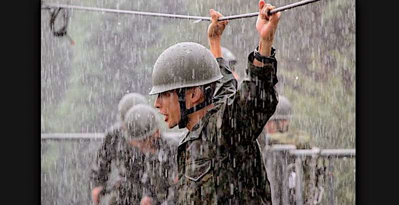 自衛官、時給にすると570円… → 自衛官の妻「それでも国の仕事で給料泥棒言われてます。給料やりすぎだとお怒りの声があがり毎年給料は下がる一方です」