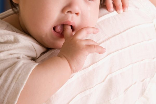 「早く眠れ」と1歳娘に麻薬性鎮痛薬　歯茎に塗り付け死なせた鬼母を起訴