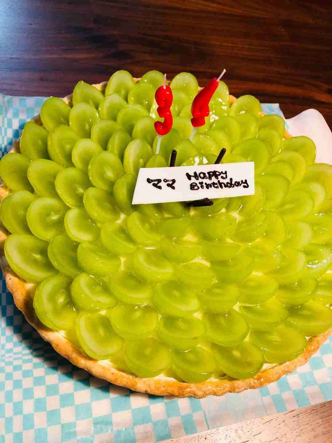 後藤真希　34歳の誕生日　豪華ケーキで家族が祝福…赤い口紅セクシー写真も