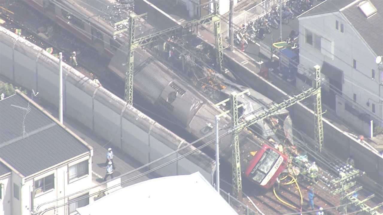 「右折でもたもた…」踏切に無理に進入したトラックが衝突…京急脱線事故の原因を専門家が解説 - FNN.jpプライムオンライン