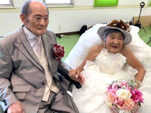 「やっとだね」　69年経て念願の花嫁姿に　トミさん、勇吉さん夫妻　純白のドレスに喜び　親の反対で式挙げられず  - 琉球新報 - 沖縄の新聞、地域のニュース