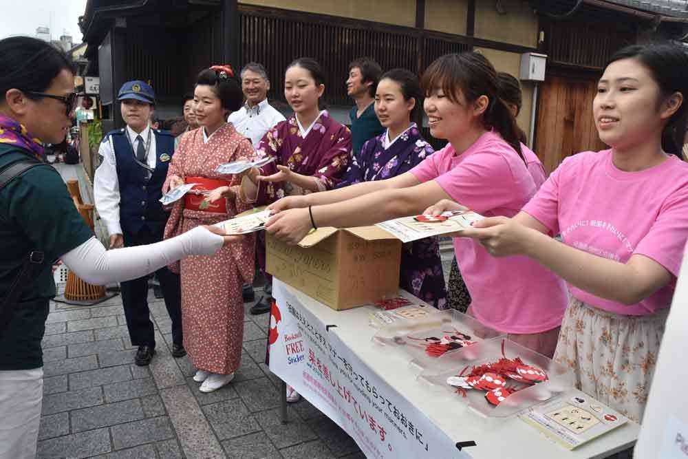 祇園・芸舞妓への観光客の迷惑行為横行、スマホへプッシュでマナー向上なるか（京都新聞） - Yahoo!ニュース
