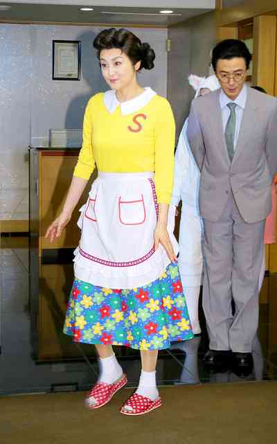 藤原紀香「サザエでございま～す」　主演舞台「サザエさん」開幕　パーマヘアなどを完全再現