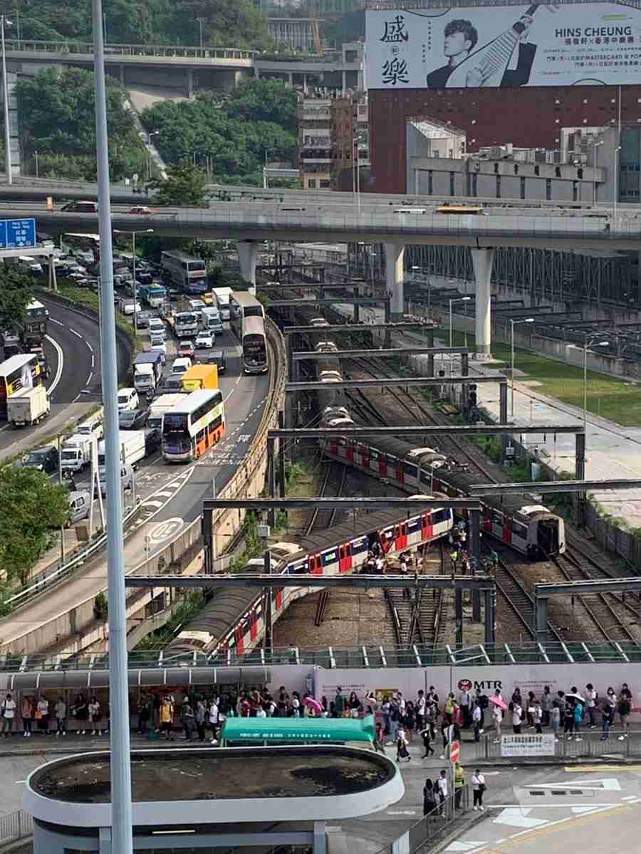 通勤時間帯に…香港中心部で電車が脱線 5人負傷