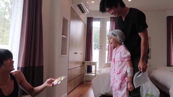 【公式】火9ドラマ『TWO WEEKS』 on Instagram: “【TWO WEEKS メイキング?】昨日誕生日を迎えた磯村さんにプレゼント?✨レッピー、レッピー、レッピー... ぺぺちゃん？確かに灰谷とは無縁ですもんね。うん。.#TWOWEEKS #TW #最終回は17日火曜夜9時#三浦春馬 #磯村勇斗 #稲垣来泉”