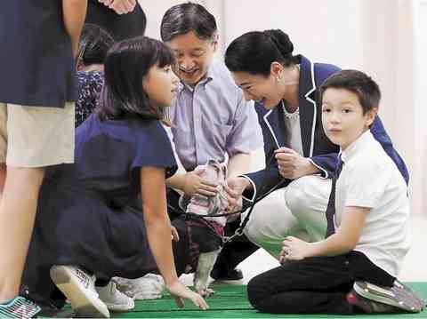 「命をつなぐというのは非常に素晴らしい」　両陛下秋田で保護犬と触れ合う（河北新報） - Yahoo!ニュース