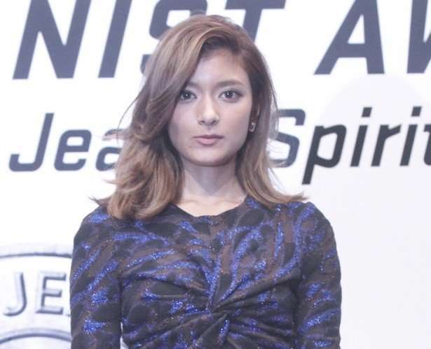 ＜ローラ＞ルイヴィトンコーデ＆超絶スタイルに絶賛「スタイル抜群！」「雑誌の表紙みたい」 （1/3） | 芸能ニュースならザテレビジョン