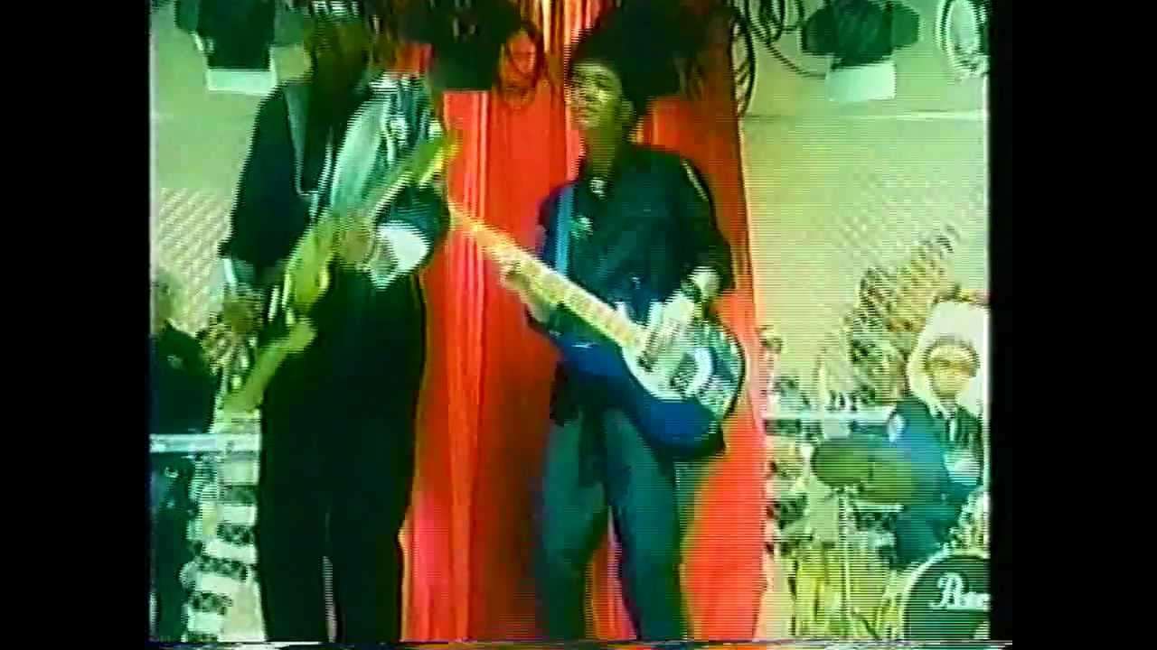 Escalators 恋の引力 - YouTube