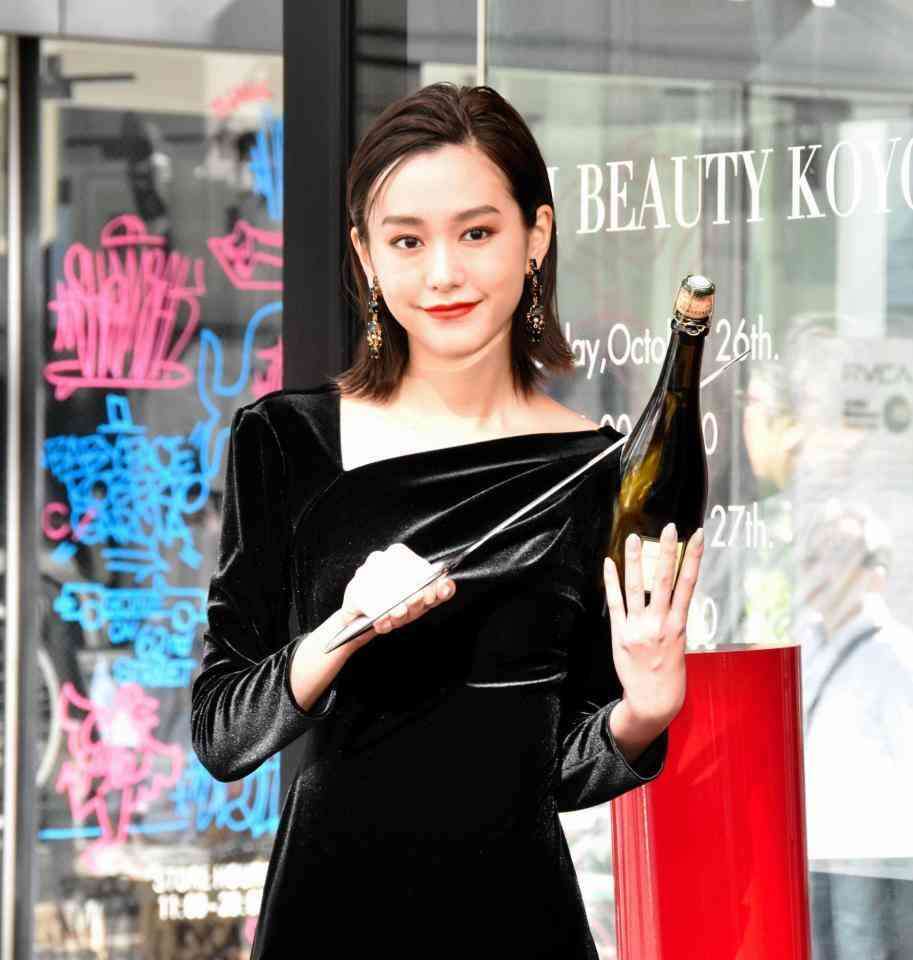 桐谷美玲　背中ざっくり黒ドレスで登場「いろんなことをインプットしていきたい」