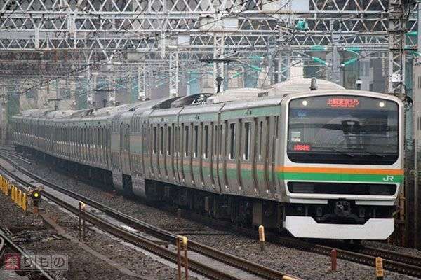 「つり革につかまれないから手すりを空けて」低身長の悩みに共感殺到