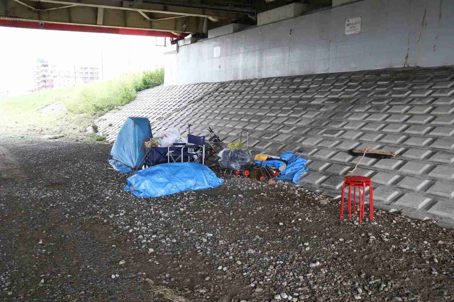 「避難所に行ったらゴミ扱いされる。だったらまだホームレス支援センターを頼ります」台風被害のテント生活者の本音