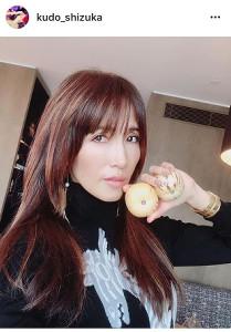 工藤静香、穴あきダメージデニムの全身ショットが反響「足長すぎ」「どんだけスタイルいいの」