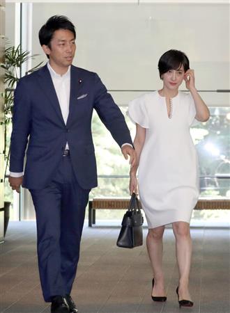 田丸麻紀 滝クリ結婚会見と同じワンピース姿 V胸元にパール