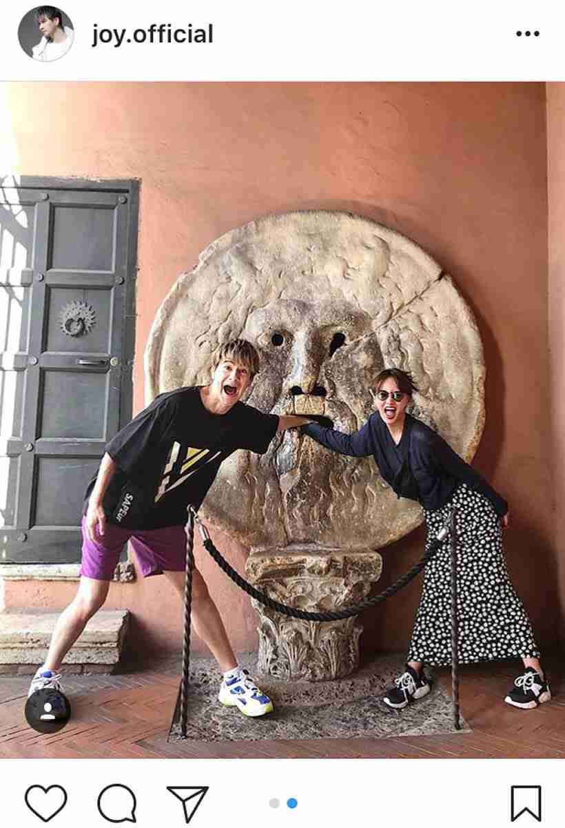 JOY、わたなべ麻衣とのイタリア新婚旅行写真を公開　真実の口から手が抜けず「かわいいバカップル」など反響