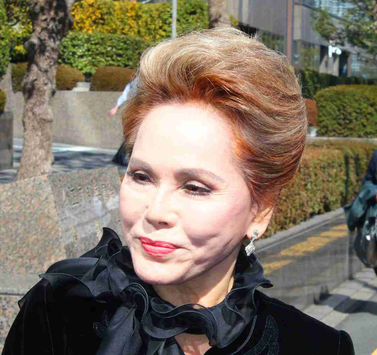 デヴィ夫人、いじめ教師に怒り「暴行、傷害、強要、器物破損等で刑事告訴にすべき。教師達の顔も氏名も公表し、教員免許剥奪」 : スポーツ報知