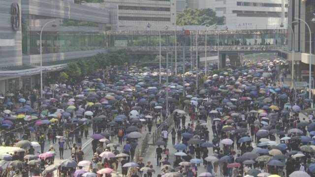 香港警察 18歳の男子生徒に発砲と発表 自衛のためと釈明も | NHKニュース