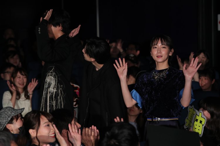 吉岡里帆が生放送中に心が折れて涙目に!男気フォローした吉沢亮と「熱愛の予感」が!?