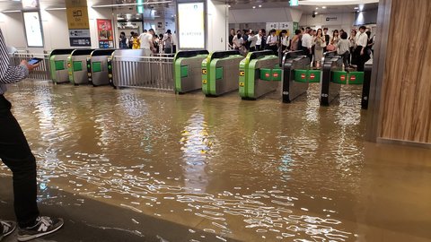 【新小岩駅水没】ゲリラ豪雨で新小岩駅が浸水・冠水 現地の画像・様子 : まとめダネ！
