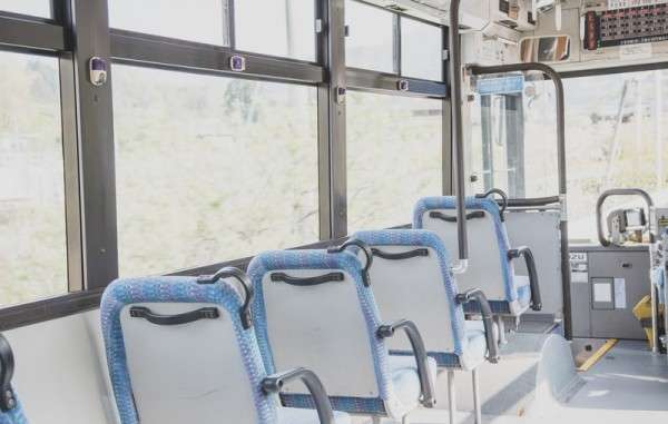 「止まったほうが悪い」自称“京大8年生”、バスの前に飛び出し車体を蹴り逮捕 異常な言い訳に怒りの声 - リアルライブ