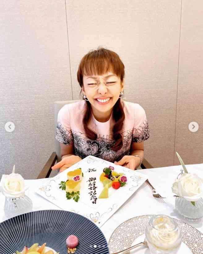 神田うの、結婚記念日ランチではしゃぐ姿に「うのさん～、空気読んで」の声